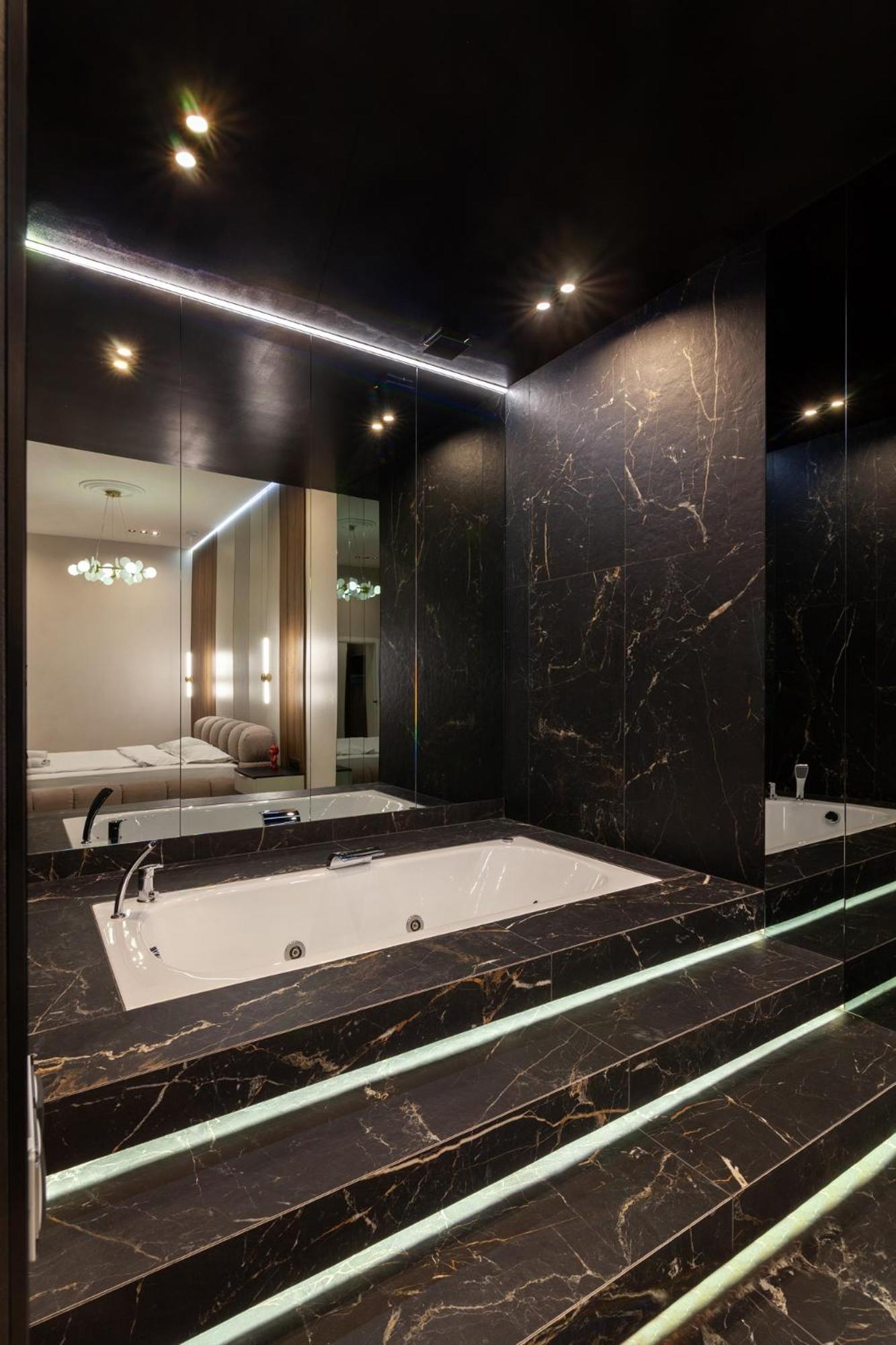 Leogrand Jacuzzi On Malaniuka 2 Apartment Lviv Exterior photo